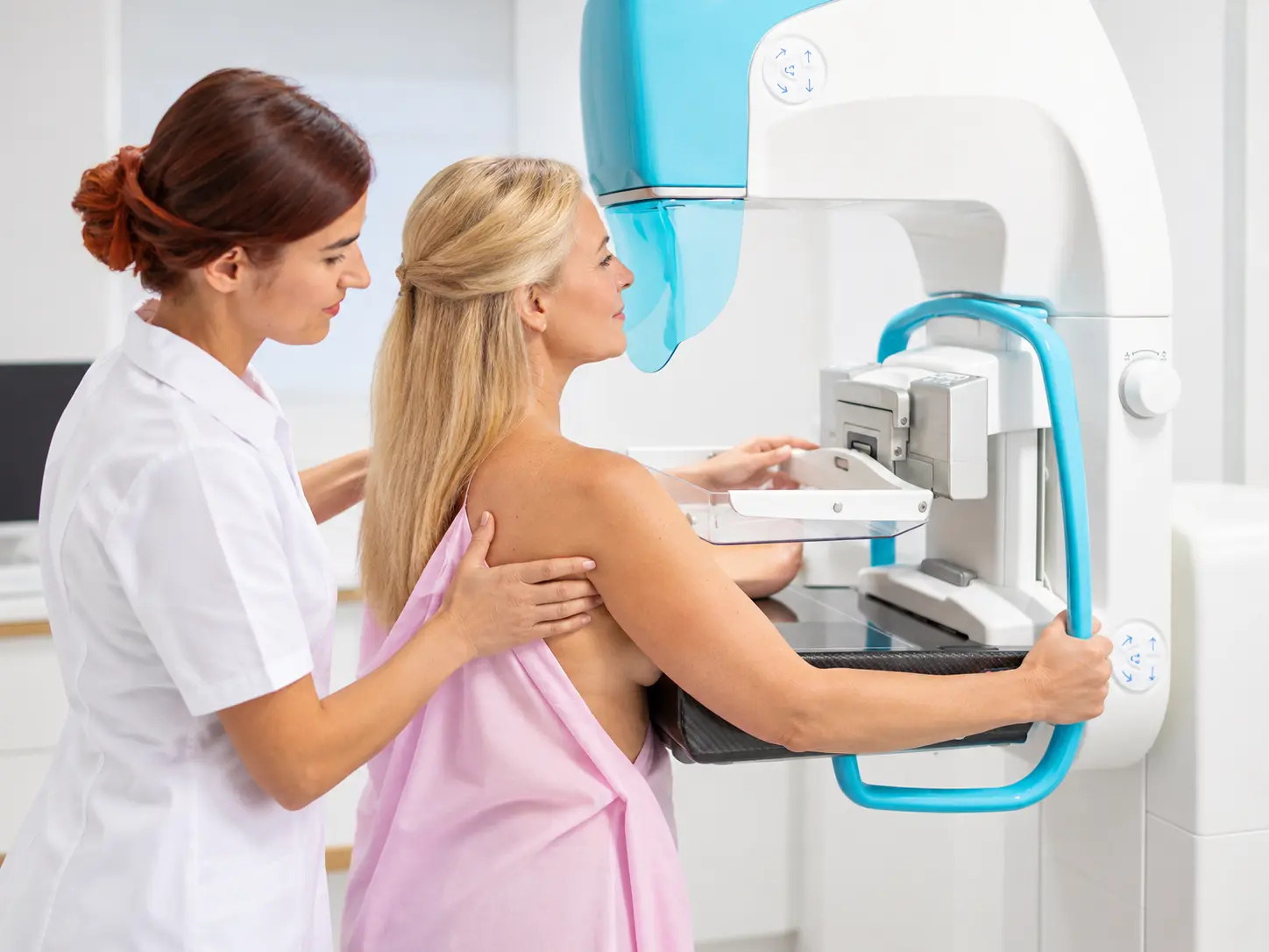 Posizionamento della paziente durante una mammografia con compressione controllata della mammella